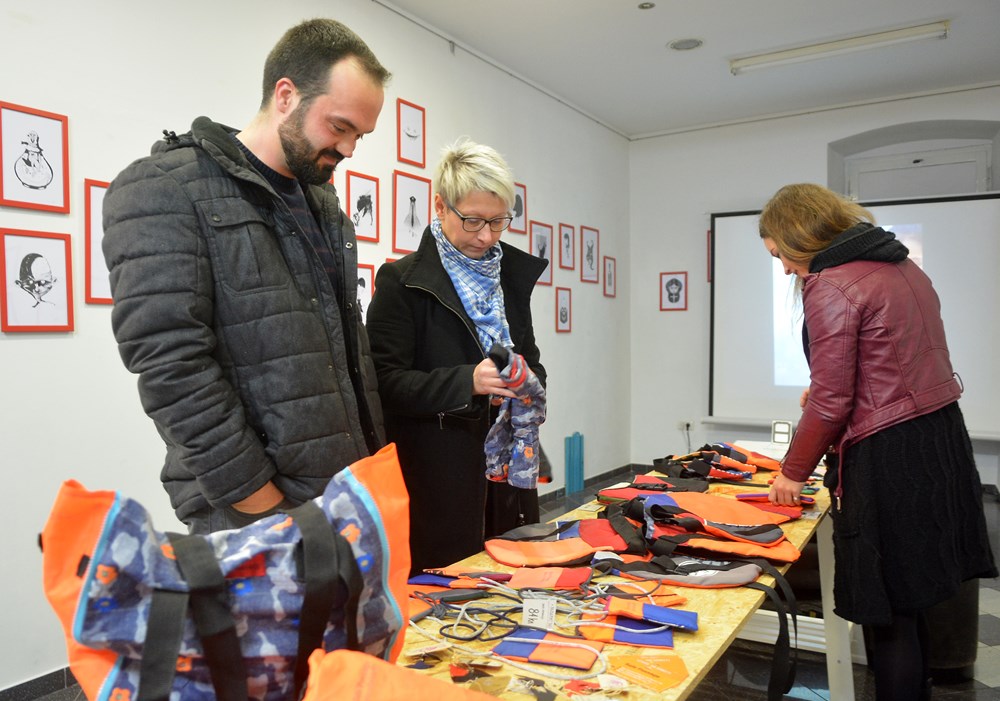 Prodano je 20 torbi koje izrađuju izbjeglice na Lesbosu, zajedno s volonterima koji tamo rade u kampovima (Danilo MEMEDOVIĆ)